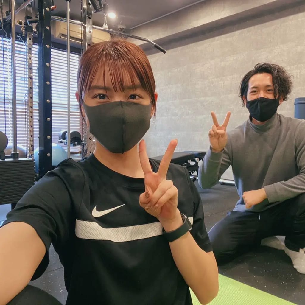 多田優奈さん-edited - SomethingBeautiful!! Two people in a gym posing for a selfie, both wearing masks and making peace signs.