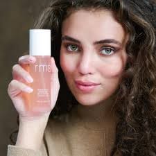 ダウンロード 15 - SomethingBeautiful!! Woman with curly hair holding a pink bottle of skincare product toward the cameraeale.